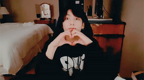 OMG I JUST HIT 500 FOLLOWERS I FEEL ASIHDASIJDSD