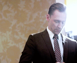 calgal48:missviolethunter:hiddlcstoon:Tom Hiddleston Getting Ready for Press Conference Tom Hiddlest