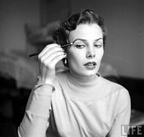 Eye make-up(Gordon Parks. 1950)