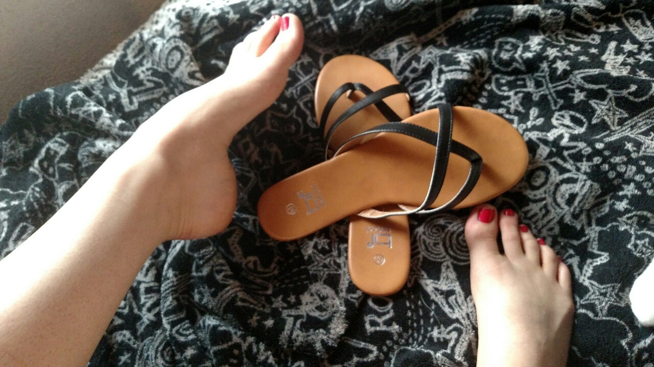 themissarcana:  Sandals  Qd feetz!!.