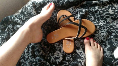 themissarcana:  Sandals  Qd feetz!!.