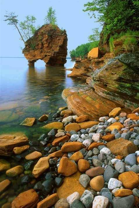 havewings-willtravel:  Apostle Island Seastack, Lake Superior 