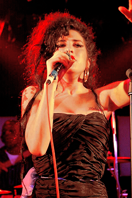 Amy Winehouse performing at The Waterfront in Norwich, November 18th, 2006