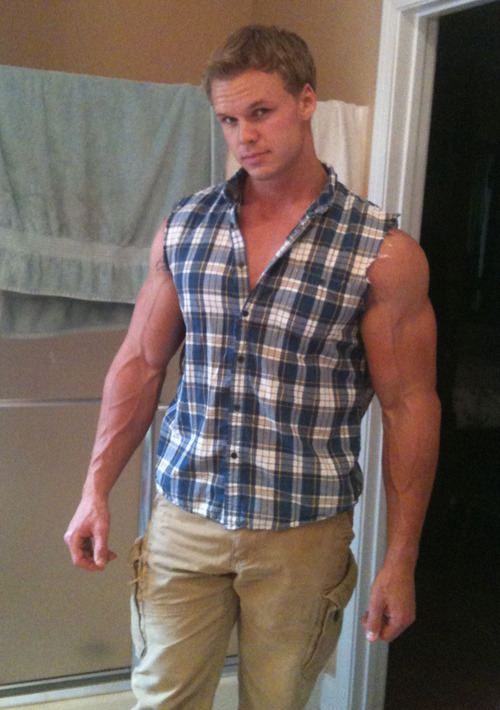 billyraysorensen:  Need to get me some of this blonde muscle beauty – Steve Webb