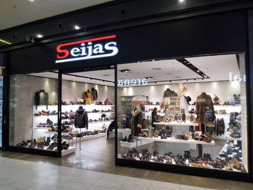 lunaticredeyes1: whitemistwalker:Let it be known that Seija Kijin owns a fashion retail chain store 
