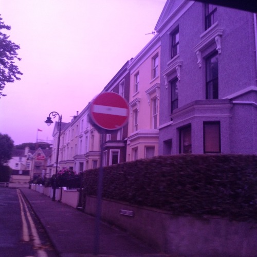 cluts:  a taxi with purple windows