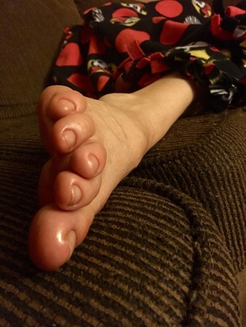 opentolife37: Last night foot massage all oiled up.. So soft and inviting! I’m all oiled up&a