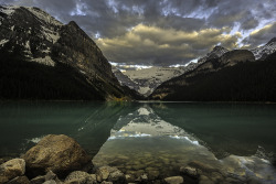 brutalgeneration:  Sunrise at Lake Louise