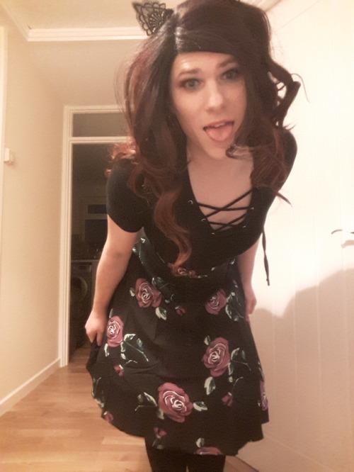 roxy-fun - Got a new skirt ignore the silly faces