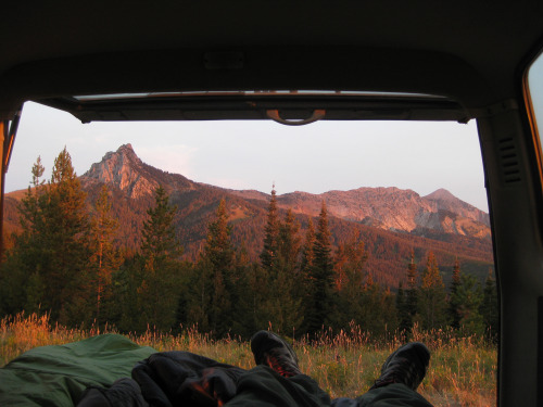 sunflower-mama:  van-life:  Make: 1990 Toyota Land Cruiser FJ62 Location: Bridger Mountain Range, Montana, USA Photo: Sam Haraldson (http://samh.net)   Mmm that glow