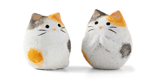 meowoofau:hide and seek cat cookiesDelicious cookies filled with hand crafted cat figurines You&rsqu