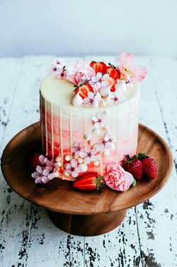 suethecupcake:Spring inspired strawberry and vanilla bean cake 🌸🍓