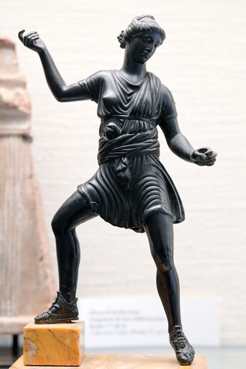 Diana the Huntress Gallo-Roman bronze, second half of 1st century CE. Height: 18.6 cm/ 7.4 in. Disco