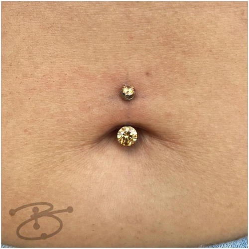 Fresh navel with a titanium curve featuring Amber Swarovskis from @anatometalinc #piercingsbybelcher