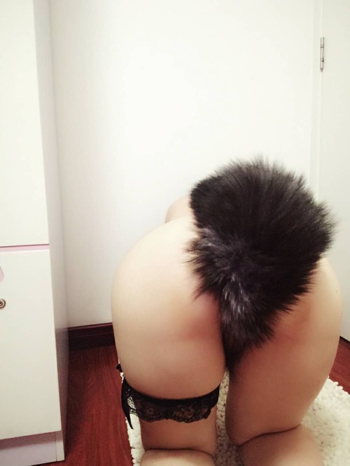pual838: 我的其中一个小m，今年大一，认主快半年了，还是处女，不过已经调教可以通过自慰高潮，外表很可爱，不过在我面前又乖又淫荡啊，每次刚开始聊天自己就湿了，还有大量图片和视频，以后慢慢更新，多