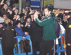 concretar:  More than 200 supporters showed up to the Santiago Bernabéu to show support to the team ahead of Tuesday’s Champions League semi-final match against Borussia Dortmund. Despite the rain, the fans gathered and sang songs of support of a