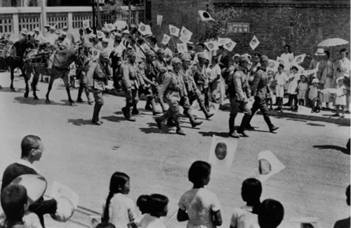 awarenessxx: ▲ 1937年、中国・北京の住民が、日本軍を歓迎する様子