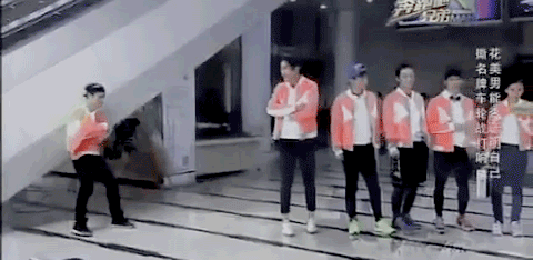 derphans:yixing making sure his nametag sticks to him [x]