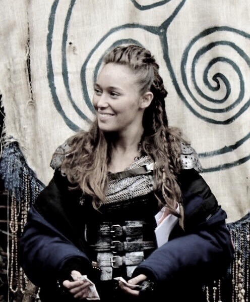 taylordebnams:Alycia Debnam-Carey + bts pics as commander lexa