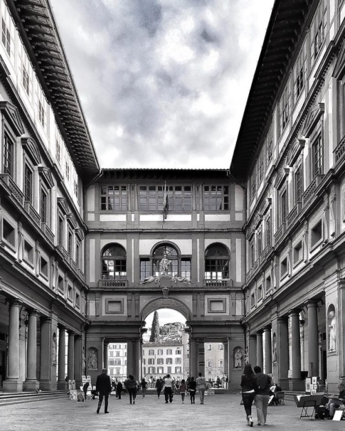 fabforgottennobility:Gli UFFIZI #bnw #bnwmood #bnw_world #igersitalia #volgoitalia #instabnw #instag