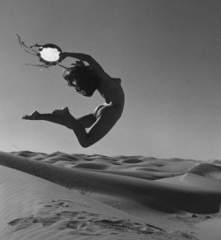 ohquebuenaidea:  Andre de Dienes, Flying