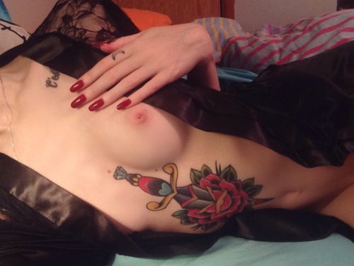 gypsyrose27:  beardsbikesboobs:  gypsyrose27:  Fancy robe  a very fancy robe indeed   My fingernails though 