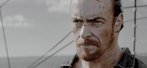 softmcgraw: james flint appreciation week: favorite scene↳ taking back captaincy of his crew Me