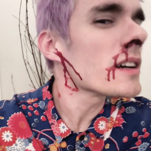 jenniferbodys:here are some blurry/bloody awsten icons for guys with a blood kink i guess