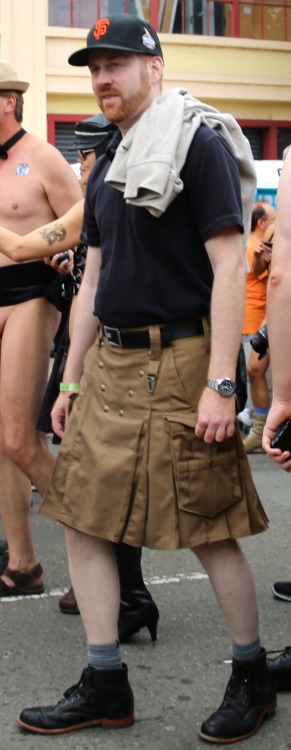 ngrboy4whttops:i wonder if His skin is even paler and tastier under that kilt