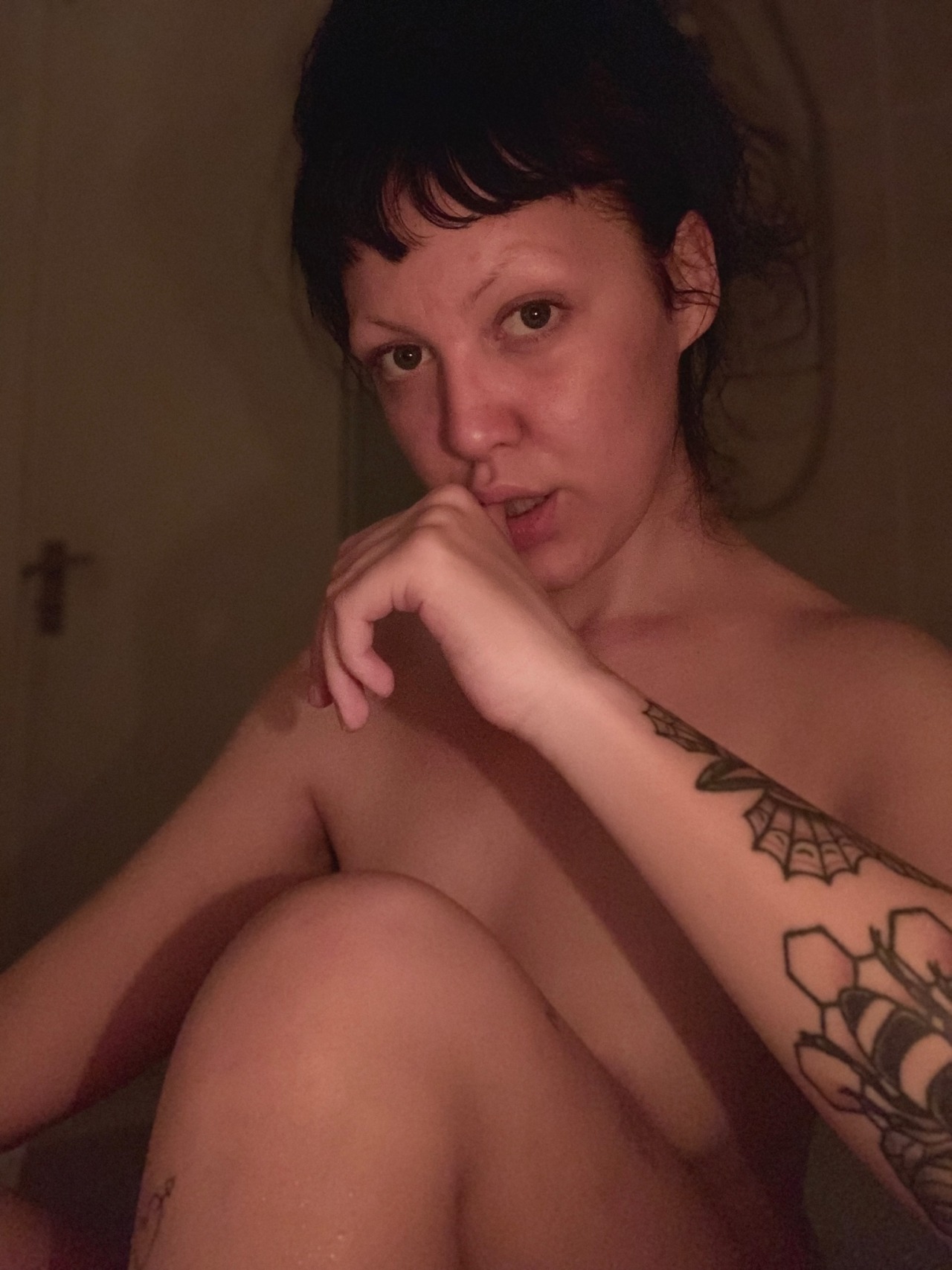 lordacne:she’s a 10 but she takes nudes and posts them online every time she has a bath ~ onlyfans 