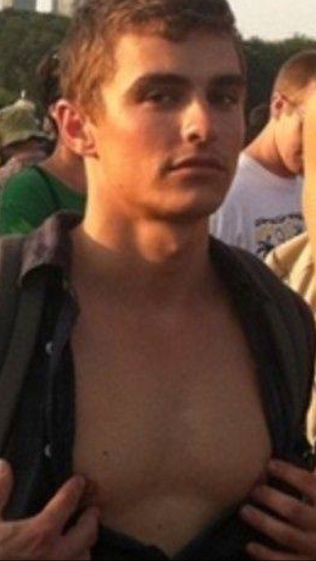 nipsrfuntsuck:  Never thought I’d see a movie star who loves his nipples played