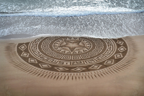 Wales-based land artist Jon Foreman creates mesmerizing land art on sandy beaches.