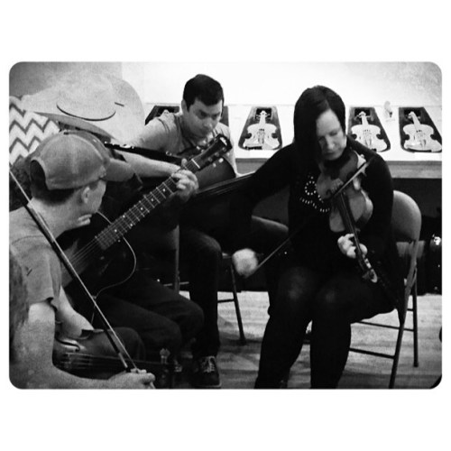 <p>Post contest jam at @theviolinshop with the youth of the today, stars of tomorrow. #fiddle #gmfc #ibelievethechildrenarethefuture  (at The Violin Shop)</p>