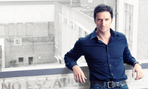 bloodbuzz-smartypants: Richard Armitage.Looking pretty. That’s it. 