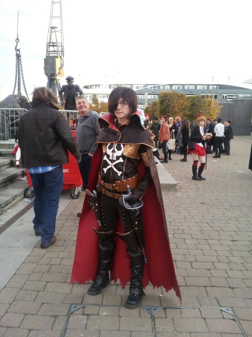 freckled-butt: dead-princes I found a cosplay you might wanted to see! OMG! Found my Harlock cosplay