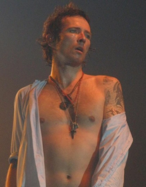 red-weiland:Scott at the last Velvet Revolver concert in Amsterdam HMH - April 1st, 2008