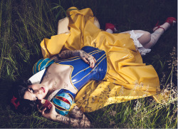 sowhatsweird:  Vinyl Snow White costume 