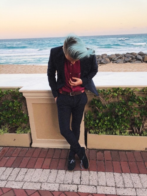 just me & the ocean 🌊 #gay#gay guy#blue hair#blue#hair#ocean#merman#mermaid#palm beach#thebreakers#south florida#boy#guy#beach#vinyardvines#style#clothes#clothing#men’s