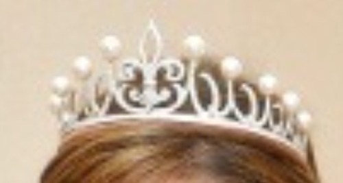letiziareinadeespana: lafamiliareal: Letizia’s new tiara: the Ansorena fleur-de-lis.  It&rsquo