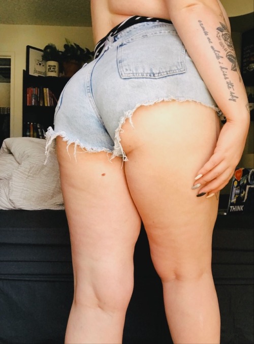 spookyglitterrprincessss: spookyglitterrprincessss: thicc women for president ✌ my booty is so cute 