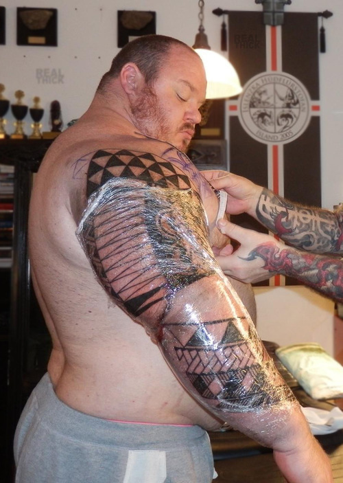 thebigbearcave:  hey joebear, miralo que chulo gran gordo!!! i think i remember I was asking about THIS guy!  any ideas??