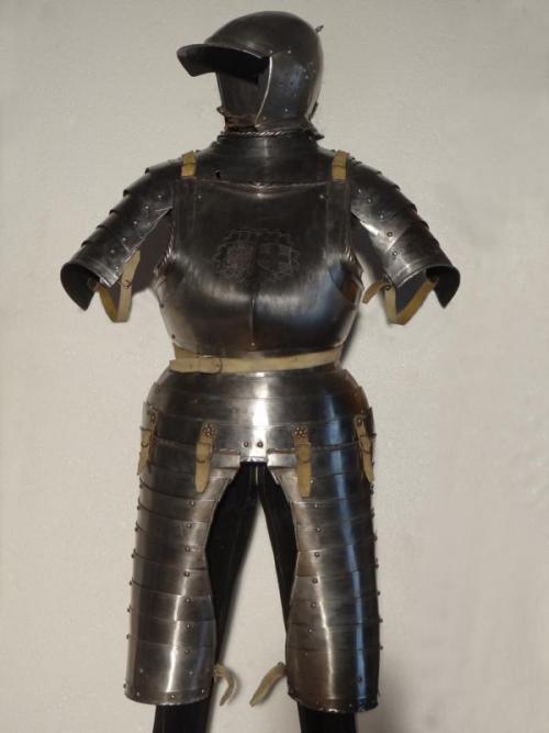 mindhost:  Trabharnisch armourKnown as a ”Trabharnisch” this type of armour had  evolved from a style of lighter suits that seem to have appeared in the  1540’s. The Trabharnisch provided effective protection at  a price that was cheap compared