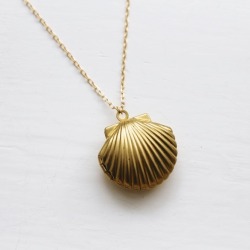 jeziejewelry:  Seashell Locket Necklace //