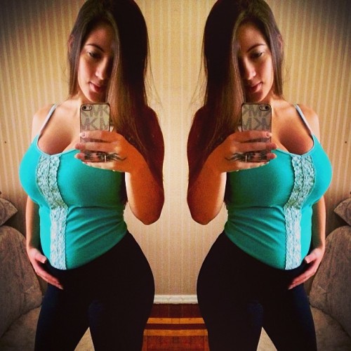 Love pregnant fit gym girls! Wonder if her big boobs are natural though