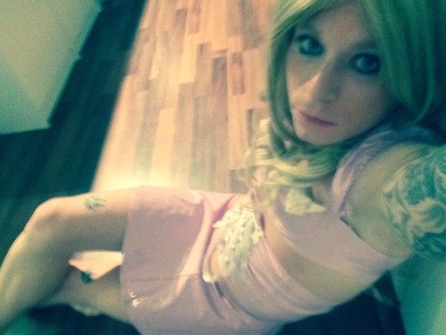 juna-lovetoy:   want some more pics?  only a few more followers until I reach the 1000 So reblog my 