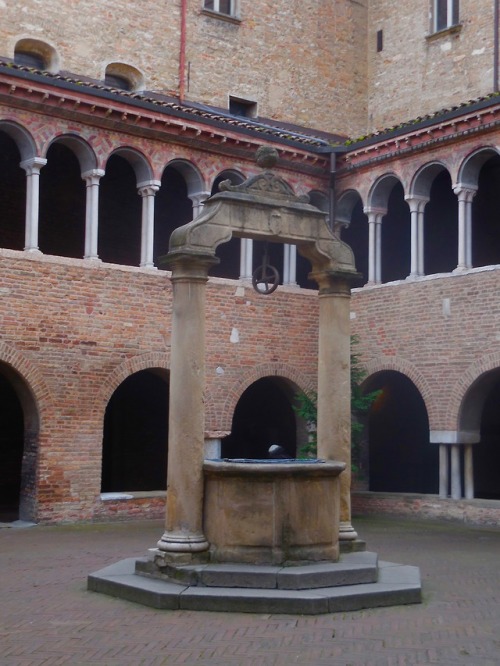Chiostro con pozzo, Basilica di Santo Stephano, Bologna, 2019.