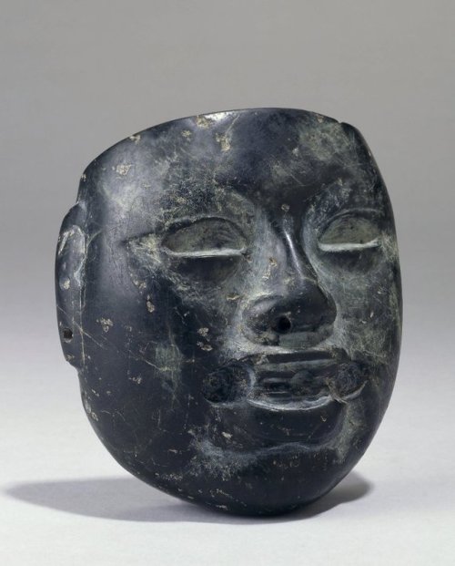 Olmec mask pendant (900 – 400 BC).  Made of serpentinite, 13cmhigh.This pendant was reuse