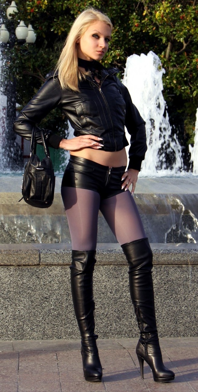 suki2links:  I ❤️ her cool tight mini dress and knee high boots, she has beautiful