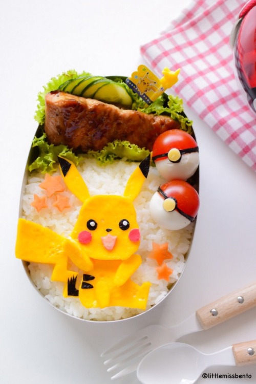 DIY Kawaii Pikachu BentoThose Pokemon Balls? They are made with cherry tomatoes and quail eggs. TIP: