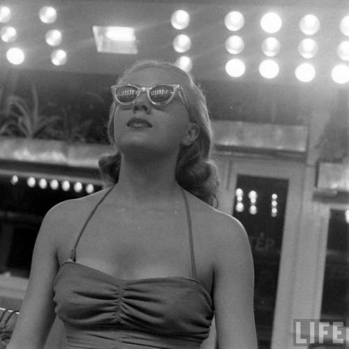 Tanning under the sunlamps atop the Senator Hotel, Atlantic City(Nina Leen. 1948)